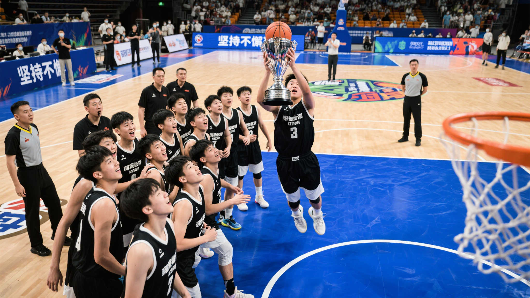 在整个赛事过程中，*“坚持不懈”成为这支年轻球队前